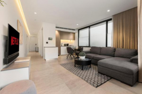 Chic 2-Bed Apartment with Balcony Near Coogee Beach, Sydney